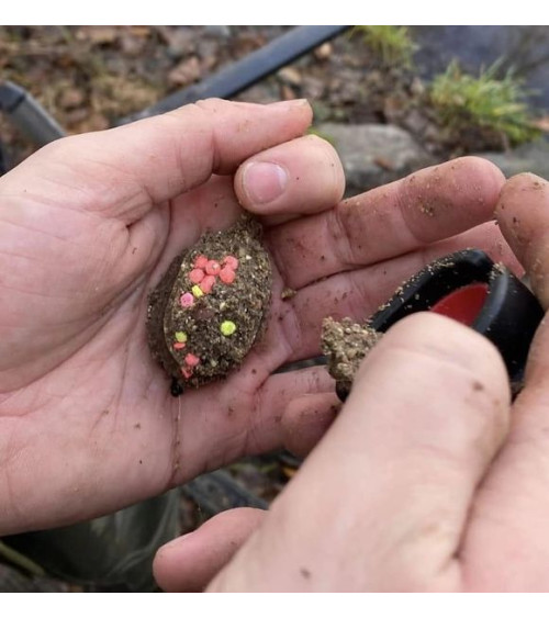 Questo Additivo al Pane Fluo è stato creato per aumentare la visibilità sia del pellet che della pastura